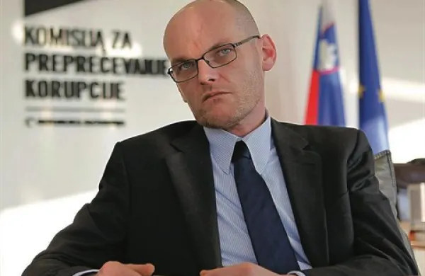 Obstaja nevarnost, da se bo na isti način, kot se je podeljevalo kredite, te tudi odpisovalo, je dejal Goran Klemenčič