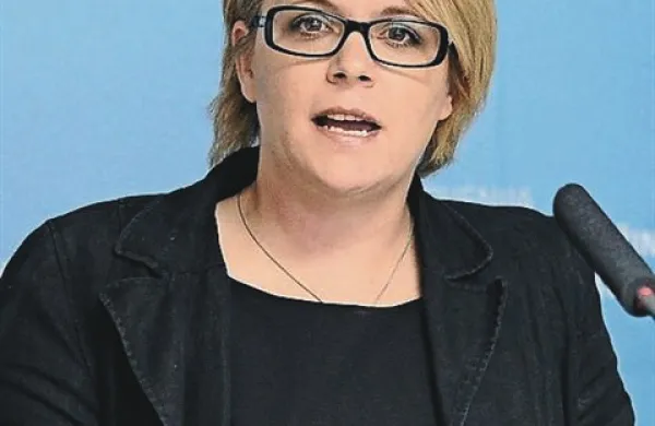 Anja Kopač Mrak: “Starševski dopust je namenjen tudi spodbujanju bolj enakovredne porazdelitve obveznosti varstva in nege otrok med ženskami in moškimi.” 