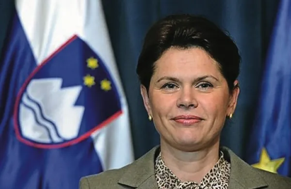 V ponedeljek je senat FDV sprejel sklep o ustavitvi postopka za odvzem znanstvenega naslova Alenki Bratušek. Komisija za presojo pogojev za odvzem znanstvenega naziva je namreč ugotovila, da njeno magistrsko delo ni plagiat.