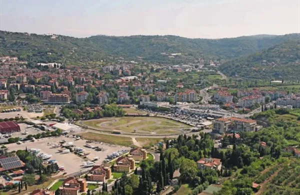 Lucije ne bi smeli urejati parcialno, prej bi morali sprejeti občinski prostorski načrt. Podrobni načrti namreč umeščajo iste vsebine v Kaštel, v Lucijo in še kam, opozarjajo v iniciativi. 