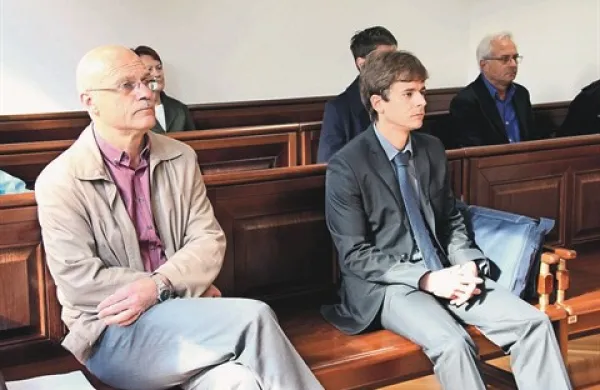 Sojenje Silvanu Saksidi (levo) in Andreju Bartoliću se bo nadaljevalo po sodnih počitnicah 