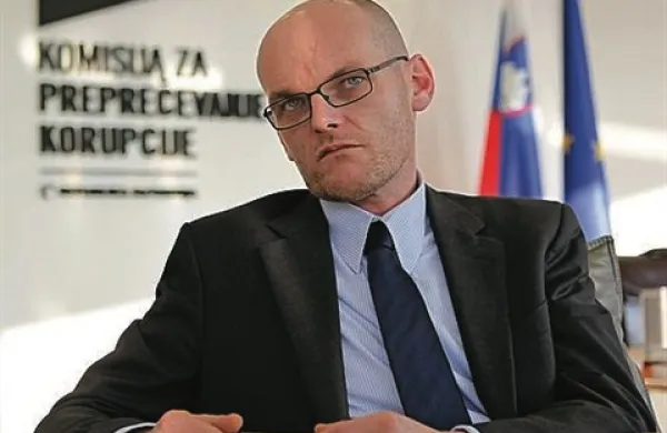 Člani stranke v nastajanju Solidarnost so na Komisijo za preprečevanje korupcije  vložili prijavo suma koruptivnih dejanj v zvezi s prodajo Mercatorja
