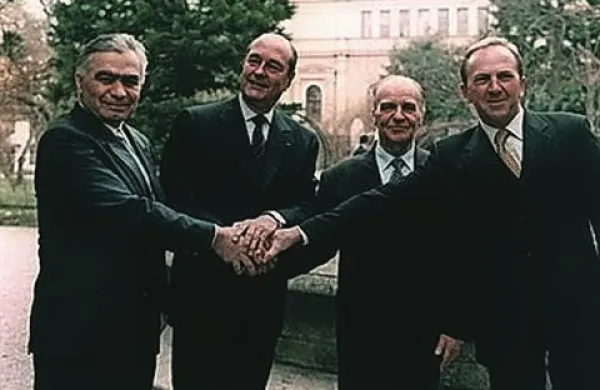 Skupno predsedstvo BiH aprila leta 1998: Momčilo Krajišnik, Alija Izetbegović in Krešimir Zubak. Drugi z leve je tedanji francoski predsednik Jacques Chirac. 