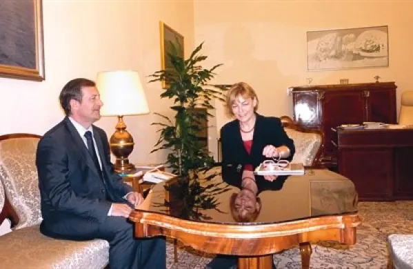 Zunanji minister Karl Erjavec je  napovedal, da se bo v petek sestal s hrvaško kolegico Vesno Pusić ter finančnima strokovnjakoma Zdravkom Rogićem in Francetom Arharjem o uresničevanju memoranduma o reševanju vprašanja Ljubljanske banke (fotografija je