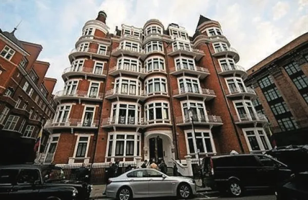 Na ekvadorskem veleposlaništvu v Londonu, kjer je že leto dni ujet ustanovitelj WikiLeaksa Julian Assange, so našli skriti mikrofon