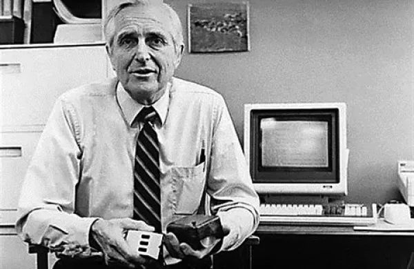 Douglas Engelbart, ki je izumil računalniško miško, je v torek umrl v Kaliforniji v starosti 88 let