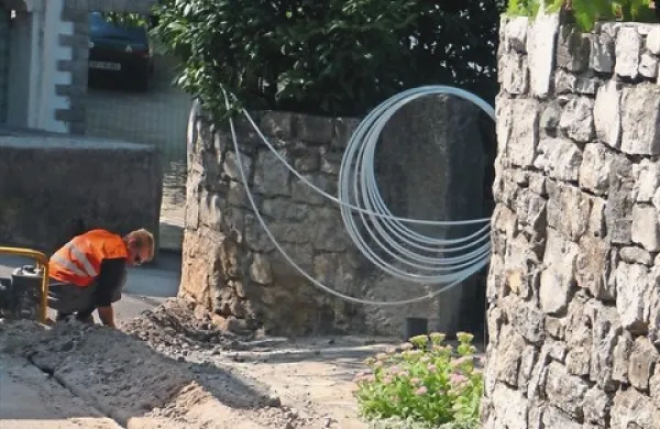 Na območju Krasa in Bistriškega so v tla vkopali le povezovalne kable med naselji, razvode po naseljih pa večinoma speljali po zraku, je eden od očitkov družbi Vahta in sežanski občini kot nosilki projekta 