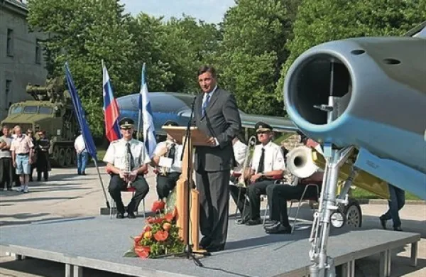 Z novimi eksponati postaja Park vojaške zgodovine vse bolj osrednja nacionalna vojaško-zgodovinska muzejska ustanova, ki ohranja vojaški spomin, je na včerajšnji otvoritvi muzejske postavitve lovskega bombnika F-84G Thunderjet dejal predsednik republike