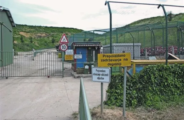 Lahko se zgodi, da  pod Dolgo Poljano čez nekaj dni ne bodo več smeli  skladiščiti mešanih odpadkov in jih bodo morali voziti kam drugam. Avgusta se lahko to zgodi še Stari Gori. 
