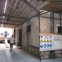 Gradbene odre je ob  Smrekarjevi 51  videti že dolgo,  novost je gradbiščna tabla 
