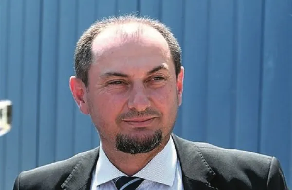 Gašpar Gašpar Mišič ni le državni sekretar v kabinetu predsednice vlade, ampak tudi piranski občinski svetnik. Toda od novembra lani ga ni bilo na nobeni seji. Zelo resno pa razmišlja, ali bi prevzel vodenje Luke, če bi mu jo ponudili.