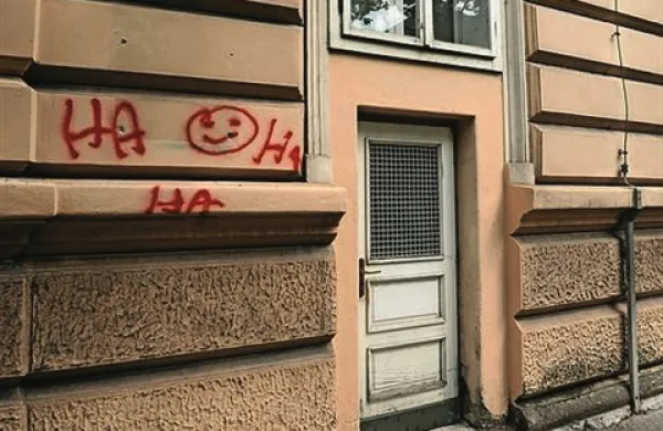 Ponoči so s stavbe na Roški v Ljubljani ukradli spominsko ploščo o aferi JBTZ, ki so jo postavili pred dobrim mesecem, neznanci pa so ponovno popisali tudi fasado ob prostoru, kjer je bila plošča