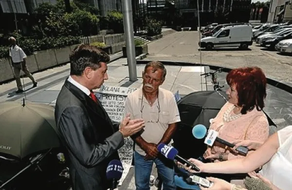 S stavkajočima pred DZ sta se danes sestala Borut Pahor in Vlasta Nussdorfer