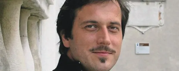 Ambrož Čopi: “Včasih je bil problematičen sakralni Očenaš, kdor pa prebere Cankarjevega, vidi, da je drugačen, da v njem mali človek izraža stisko in išče odgovore na vprašanja, zakaj se v družbi godijo krivice. Tudi danes se človek sprašuje, zakaj mora