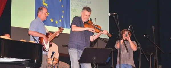 Dario Marušić s svojo skupino nastopa na svečani akademiji 