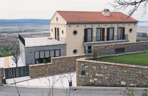 Na kmetijskem zemljišču sta brez potrebnih dovoljenj postavljeni razkošni stavbi s steklom in stebri