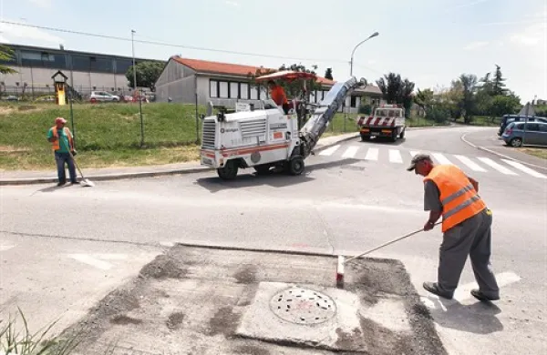 Cesto na Škofijah, ki se je posedla zaradi gradnje kanalizacije, bodo popravljali do konca avgusta 