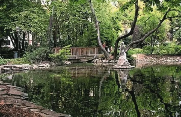 Tržaški bankir je svoje žrtve “lovil” v tržaških javnih parkih