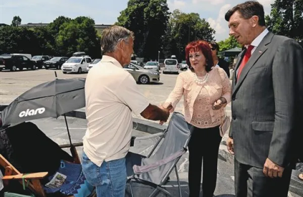  Varuhinja in predsednik republike pri stavkajočima
Varuhinja človekovih pravic Vlasta Nussdorfer je včeraj poročilo predala tudi predsedniki republike Borutu Pahorju. Skupaj sta potem obiskala  protestnika pred stavbo parlamenta. Gre za zaposlena pri