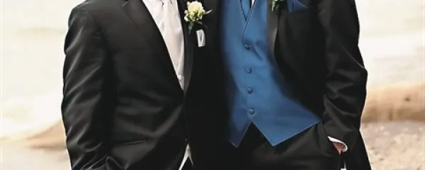 Nevio Prosen (levo) in David Dovgan. Fotografija je nastala na Neviovi poroki v ZDA;  David je bil njegova poročna priča.