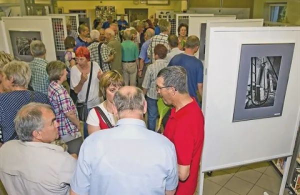 Razstava, ki bo dobila trajno postavitev na železniški postaji Divača, je še do konec avgusta na ogled v divaški knjižnici. Spredaj v rdečem Josip Orbanić