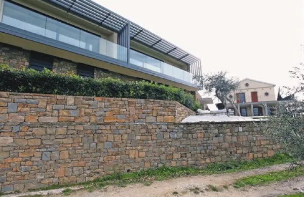 Koprska gradbena inšpekcija je  11. junija  Türkovim (tudi sinovoma oziroma njunemu  podjetju Virtus) izdala dve odločbi o rušenju in jim prepovedala   prodajo  nepremičnin