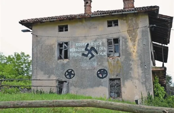 Neonacisti ali njihovi simpatizerji so  zid  stare hiše na začetku vasi, kjer je še iz nekdanjih časov  ostal napis Kostanjevica, nerazdružljivi del Titove Jugoslavije, pomazali s kljukastim križem