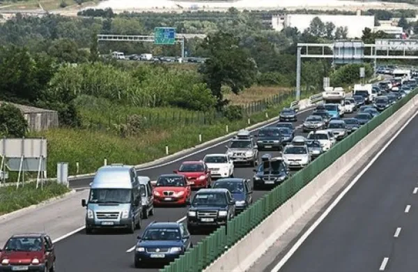 Med vikendom je pričakovati povečan promet v smeri proti obmorskim mestom, zaradi česar lahko pride do zastojev na mejnih prehodih in delih cest, kjer potekajo obnovitvena dela (fotografija je iz arhiva)