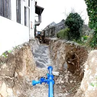 Ob prelomu tisočletja je Pilotni projekt Kras kot eno večjih razvojnih težav v Štanjelu izpostavil pomanjkljivo vodoskrbo in kanalizacijo. V zadnjih mesecih je ta problem rešen.