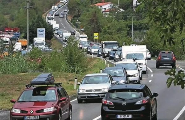 V popoldanskih urah se je zgostil promet na cestah med Izolo in Koprom ter med Šmarjami in Koprom, kjer nastajajo zastoji (fotografija je iz arhiva)