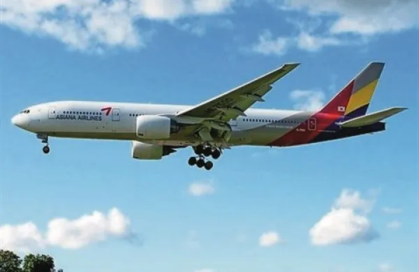 Potniško letalo boeing 777 južnokorejske družbe Asiana Airlines je v soboto popoldne po krajevnem času treščilo na pristajalno stezo letališča v San Franciscu in se kmalu zatem zažgalo (fotografija je simbolična)