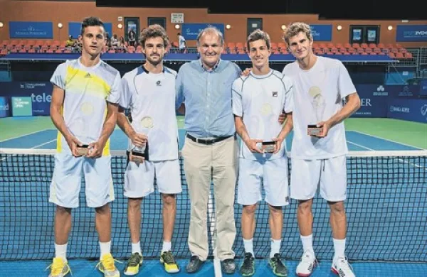 Mate Pavić in Marin Draganja (levo) sta v finalu premagala Aljaža Bedeneta in Blaža Rolo, med njimi pa je predsednik TZS Marko Umberger
