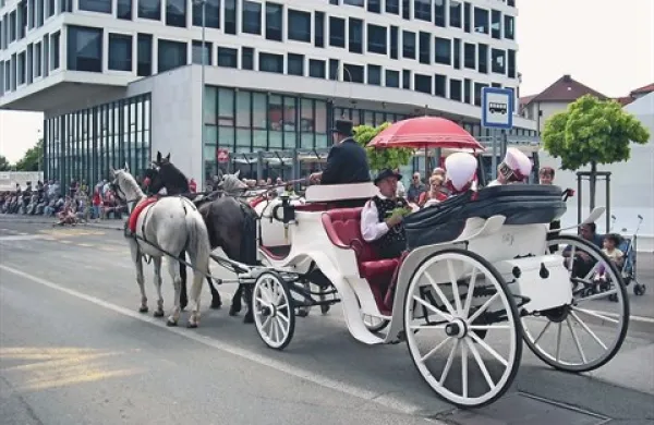 Postojnske ulice že dolgo niso bile tako polne ljudi kot včeraj ob furmanski povorki