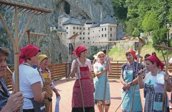 V Predjami pravijo, da so kmečka delovna opravila poskrbela, da so se ljudje med seboj  bolj družili. Zlasti ženske so si imele  veliko  povedati.  
