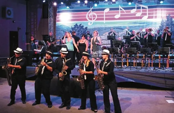 Češki Big'O'Band je ponudil tudi dodelano koreografijo