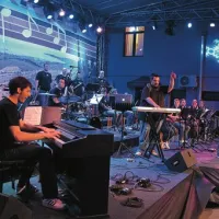 Big Band Hrošči z Denisom Beganovićem Kikijem (na sredi) in solistko Matejo Filipič 