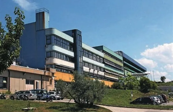 Bo premierkin obisk izolski bolnišnici omogočil izplačilo plač zaposlenim?