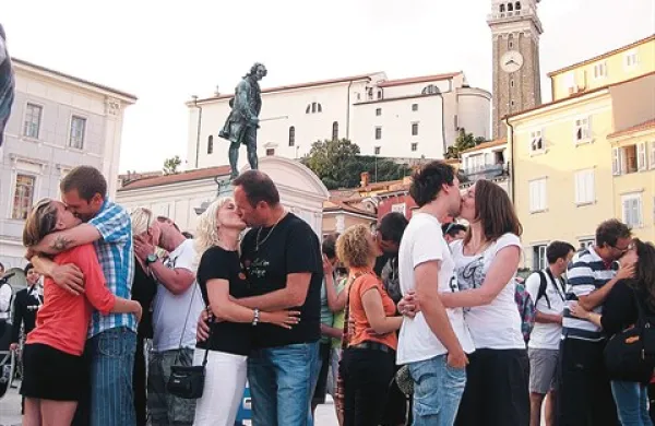 Poljub pod Tartinijevim kipom, ki naj bi prinašal srečo, si je izmenjalo  48 parov