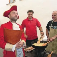 Igor Fon (prvi z desne) je največji mojster pečenja tolminske frike