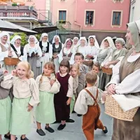 Žene iz krožka Med zgodovino in sedanjostjo so poskrbele za puntarske obleke zase in otroke iz ostankov volnenih blag še iz nekdanje tovarne Bača v Podbrdu