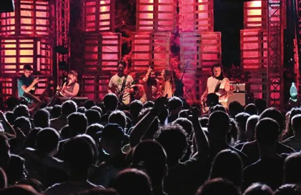 V petek je  v Novi Gorici svoj krst doživela Poletna scena na paletah na ploščadi za občinsko stavbo