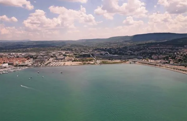 Semedelski zaliv, v katerem bi morala po načrtih zrasti velika sodobna marina s 681 tržnimi in 160 komunalnimi privezi ter hotel in druge turistične zmogljivosti, bo še naprej zapolnjevala le širna morska modrina