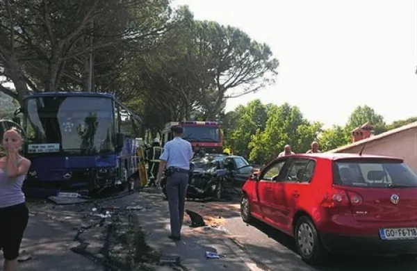 61-letni voznik avtomobila je po prvih podatkih iz neznanega razloga zapeljal na nasprotni pas in trčil v avtobus, ki ga je vozil 42-letnik iz Ilirske Bistrice