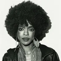 Ameriška pevka Lauryn Hill, ki je kariero začela z zasedbo Fugees, je v Connecticutu začela prestajati trimesečno zaporno kazen, ki ji jo je zaradi utaje davkov maja naložilo sodišče