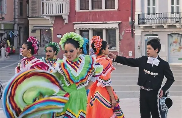 Mladi plesalci mehiške folklorne skupine Ballet folklorico Santa Anita na Tartinijevem trgu