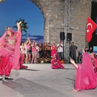 Turška folklorna skupine iz Izmirja v koprski Taverni