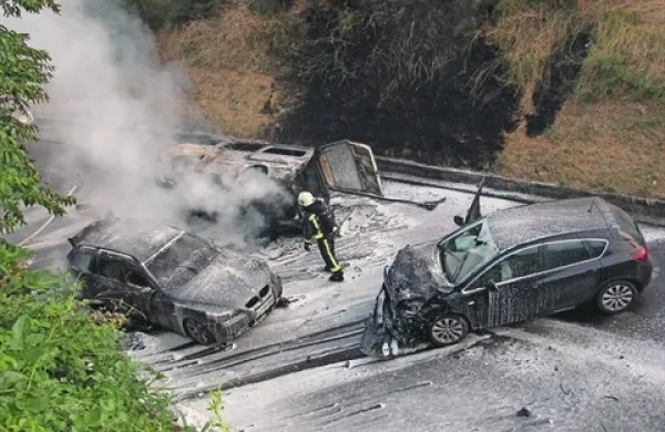 Prizorišče tragedije z višine - če se vozniki in sopotniki ne bi sami rešili iz avtomobilov, bi lahko bile posledice veliko hujše