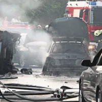 Ogenj je zajel štiri vozila. Požar je pogasilo 16 gasilcev iz Kopra in Pirana.