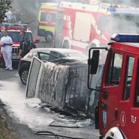 V bolnišnico so odpeljali 44-letnega Grosupeljčana, ki se je med reševanjem iz vozila  opekel
