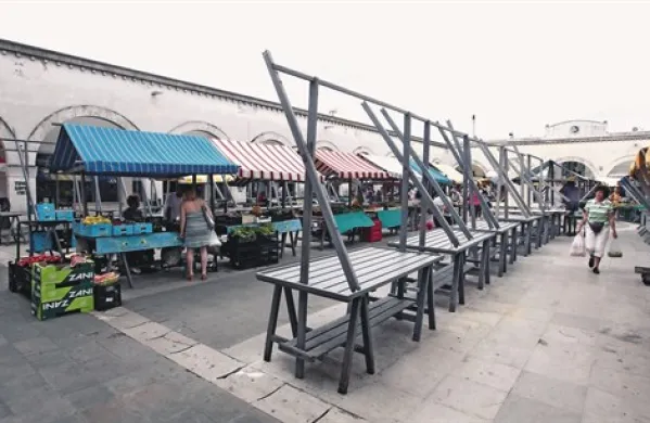 Včeraj je bila ponudba  na koprski tržnici - kot tudi sicer ob ponedeljkih - bolj skromna. So pa bile stojnice v soboto polne  takšne in drugačne zelenjave; tudi “domače” iz Trsta 